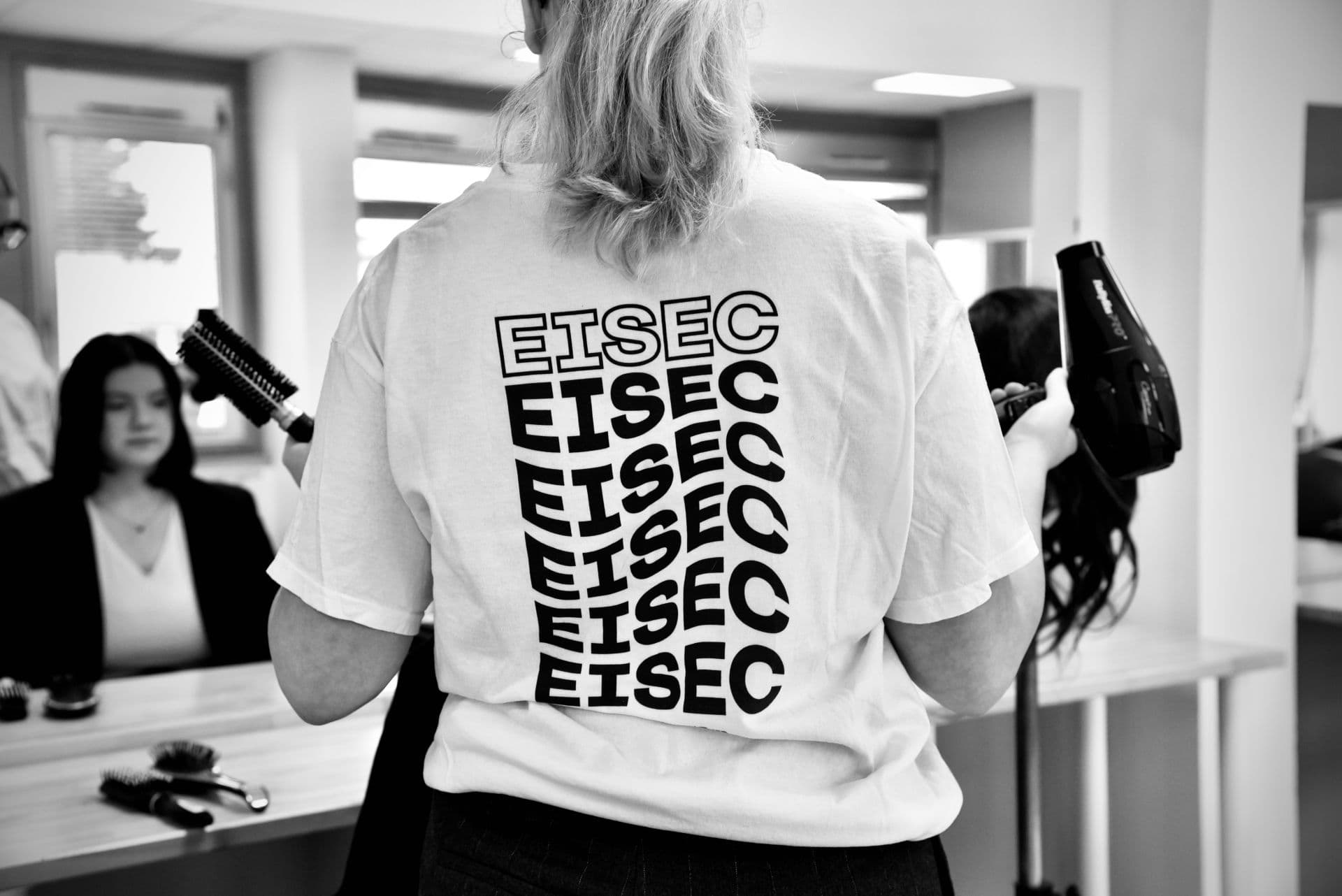 Élèves de l'EISEC en atelier de coiffure.